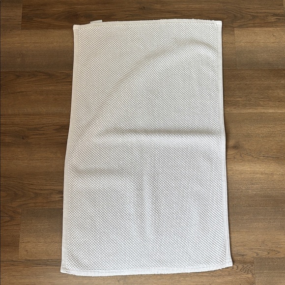 Matouk 100% Cotton 32” x 20” Bathroom Shower Rug White Pebbled - Picture 1 of 5
